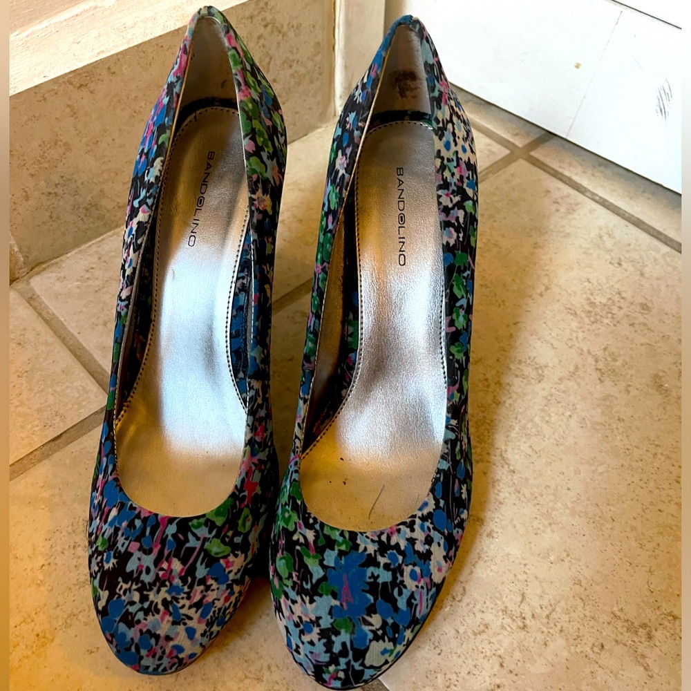 Bandolino flower print high heels. 👠